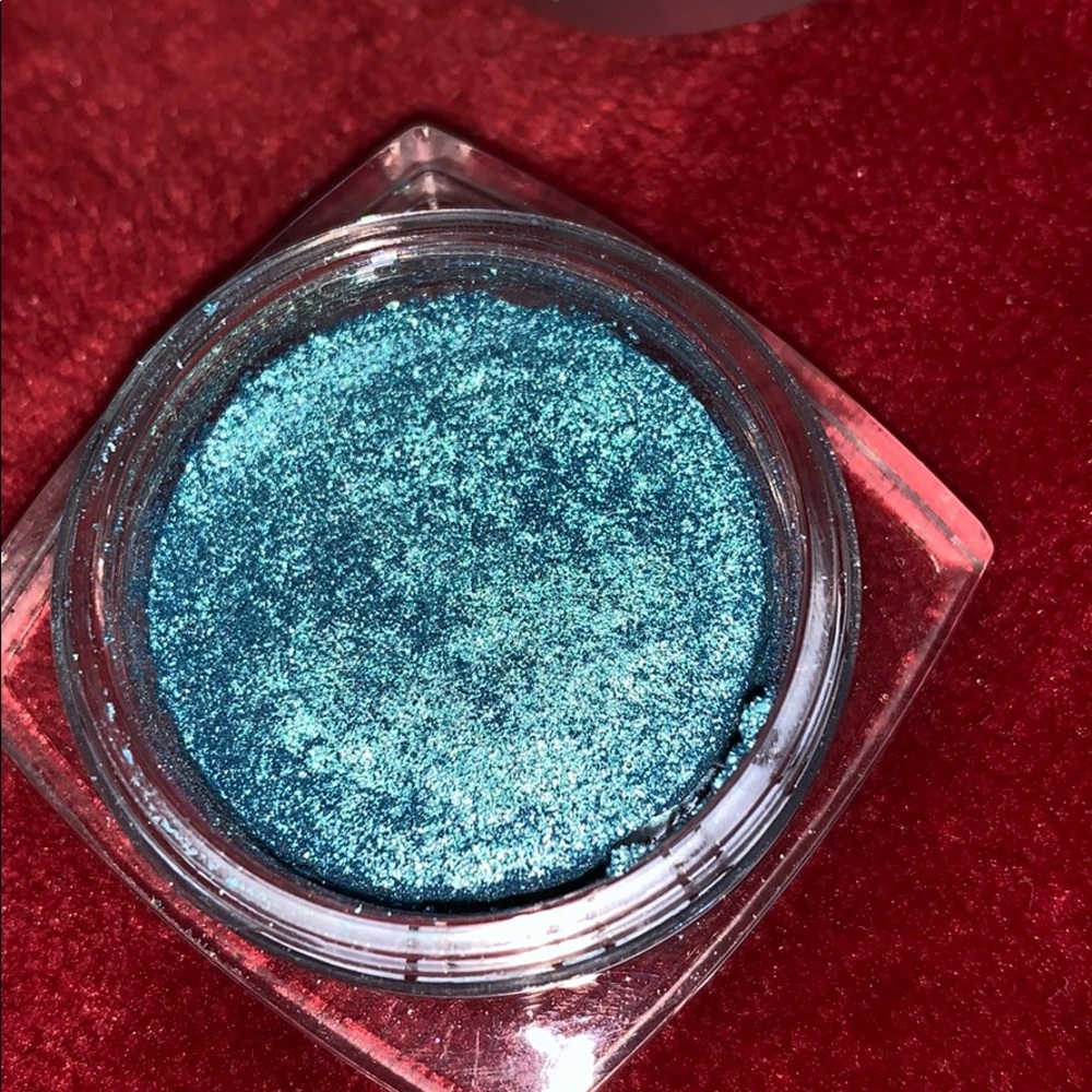 Eyeshadow - Picture 2 of 3